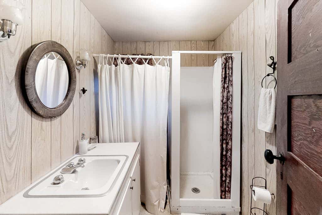 Vintage Cottage with Private Hot Tub, Fireplace & Deck - Walk to the Lake, Dogs OK