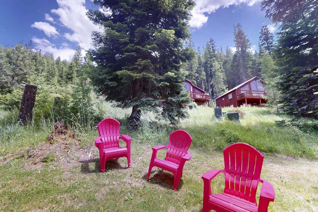 Vintage Cottage with Private Hot Tub, Fireplace & Deck - Walk to the Lake, Dogs OK