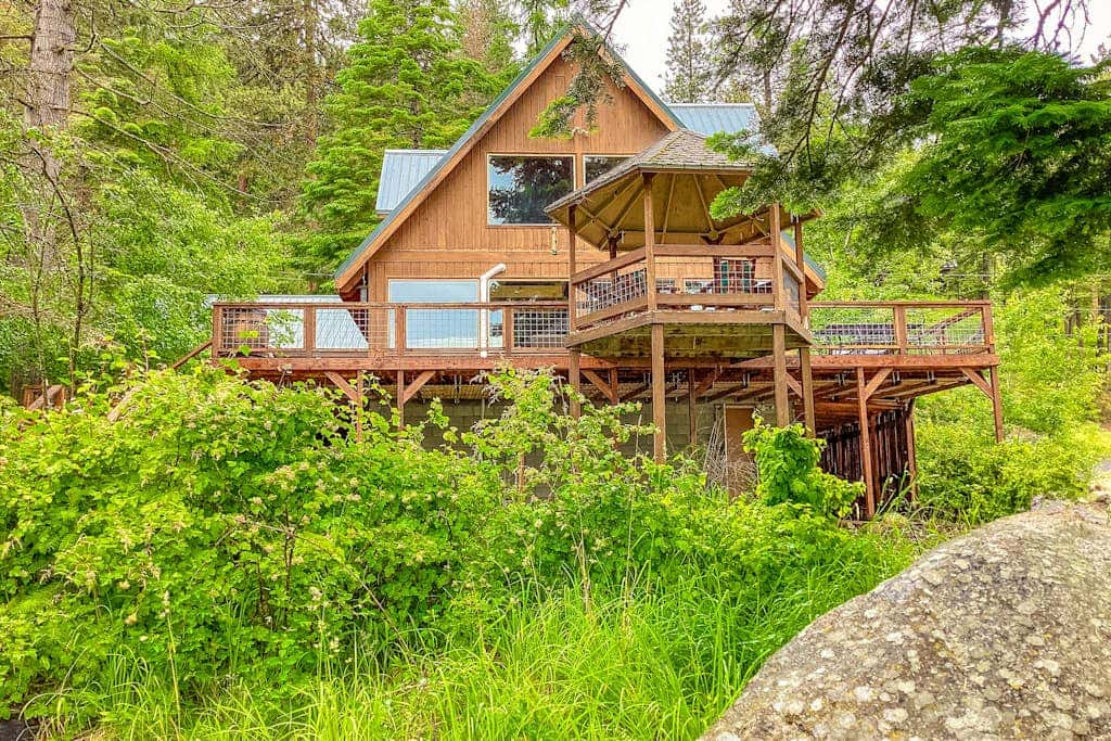 Lakefront, dog-friendly home in Joseph with amazing yard, deck
