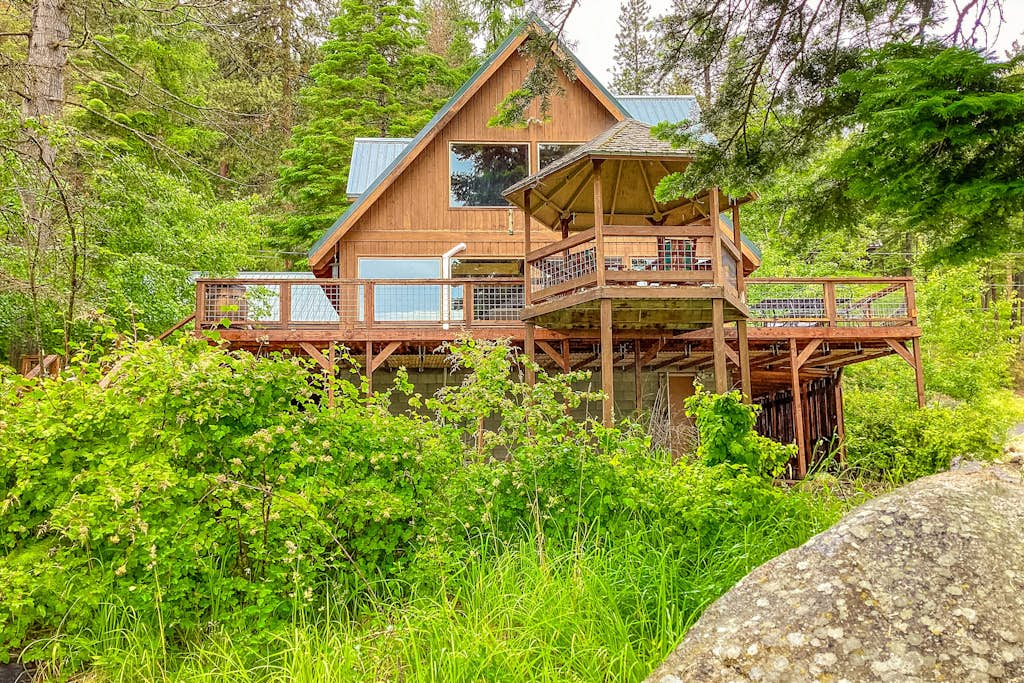 Lakefront, dog-friendly home in Joseph with amazing yard, deck