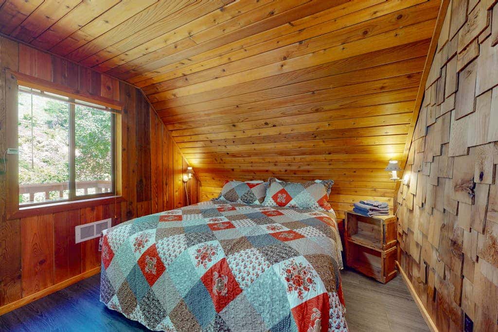 Lakefront, dog-friendly home in Joseph with amazing yard, deck