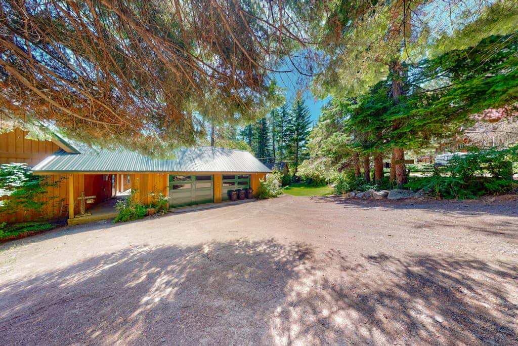 Lakefront, dog-friendly home in Joseph with amazing yard, deck