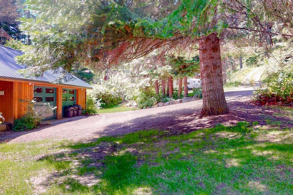 Lakefront, dog-friendly home in Joseph with amazing yard, deck