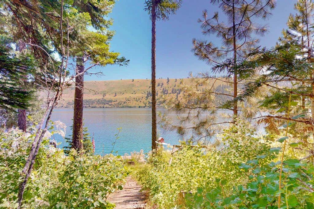 Lakefront, dog-friendly home in Joseph with amazing yard, deck