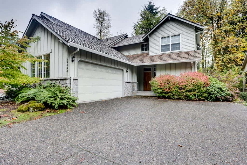 Mountain lodge with hot tub & pool - close to golf & skiing