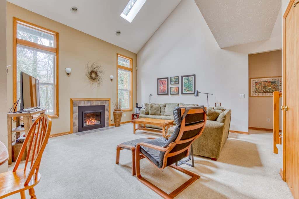 Mountain lodge with hot tub & pool - close to golf & skiing