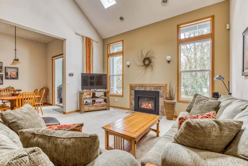 Mountain lodge with hot tub & pool - close to golf & skiing