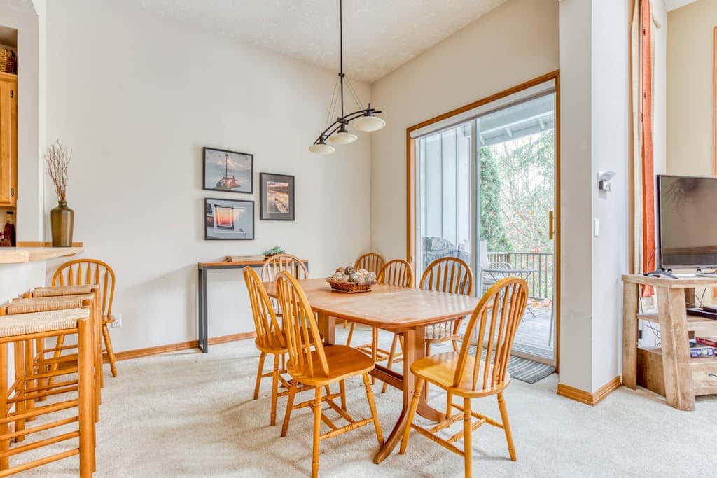 Mountain lodge with hot tub & pool - close to golf & skiing