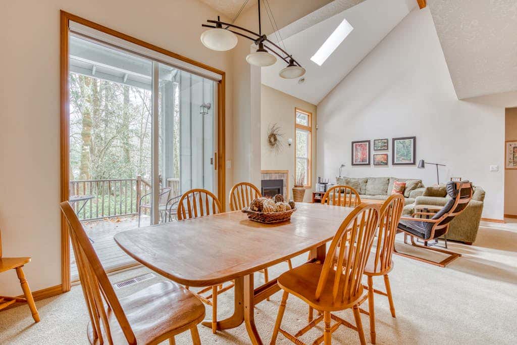 Mountain lodge with hot tub & pool - close to golf & skiing