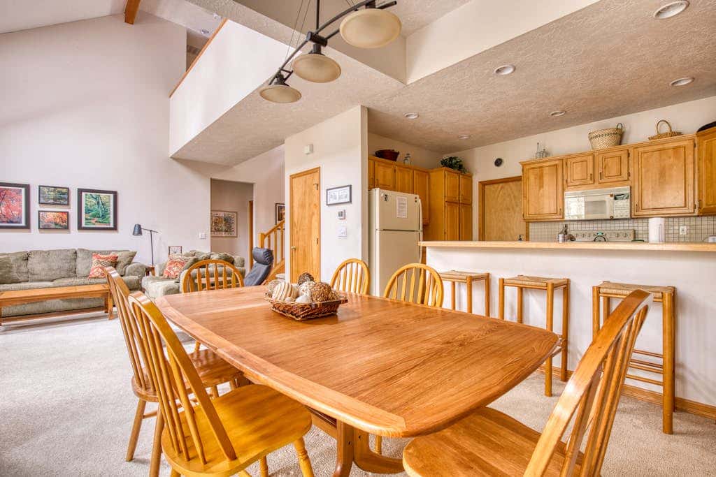 Mountain lodge with hot tub & pool - close to golf & skiing