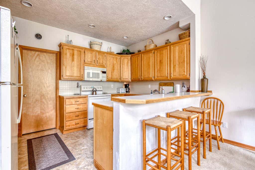 Mountain lodge with hot tub & pool - close to golf & skiing
