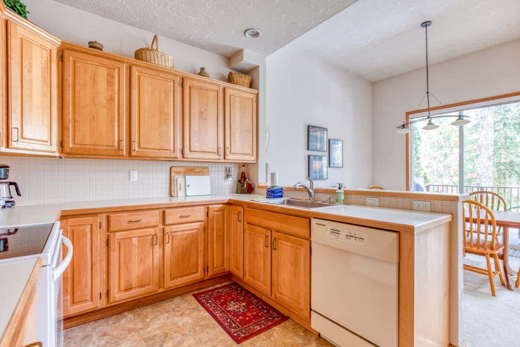 Mountain lodge with hot tub & pool - close to golf & skiing