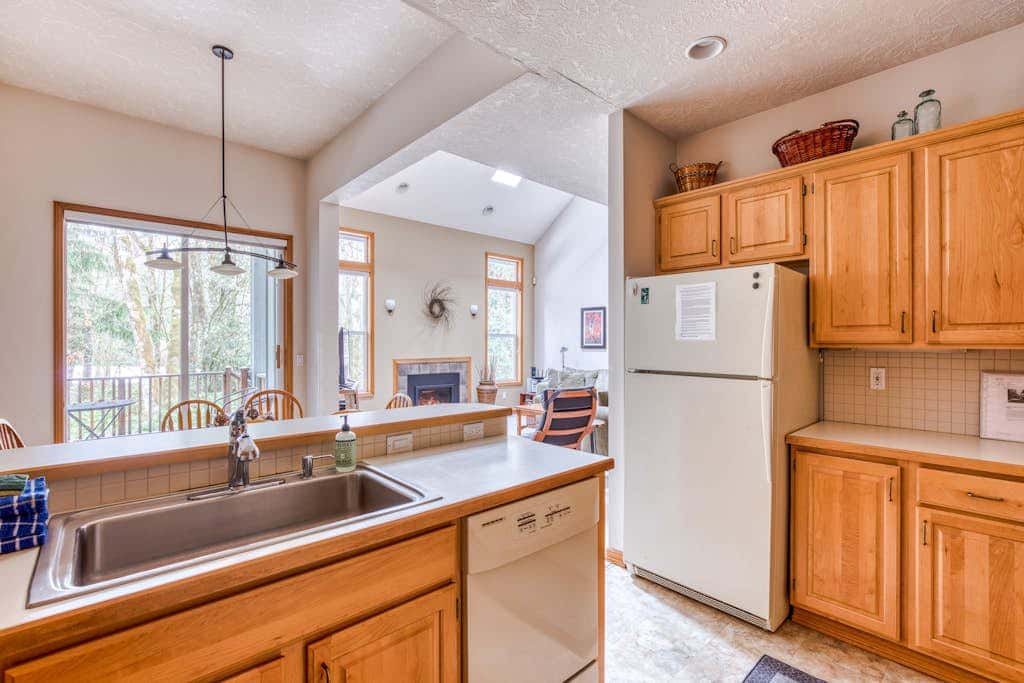 Mountain lodge with hot tub & pool - close to golf & skiing