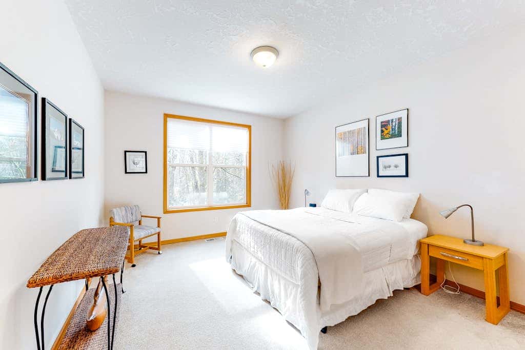 Mountain lodge with hot tub & pool - close to golf & skiing