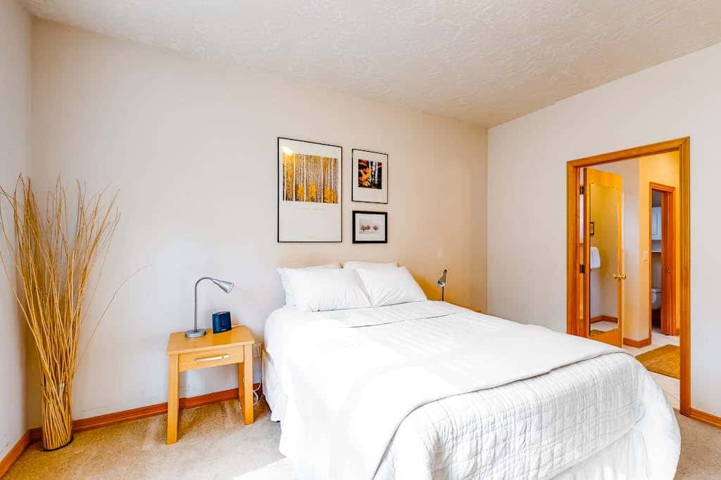 Mountain lodge with hot tub & pool - close to golf & skiing