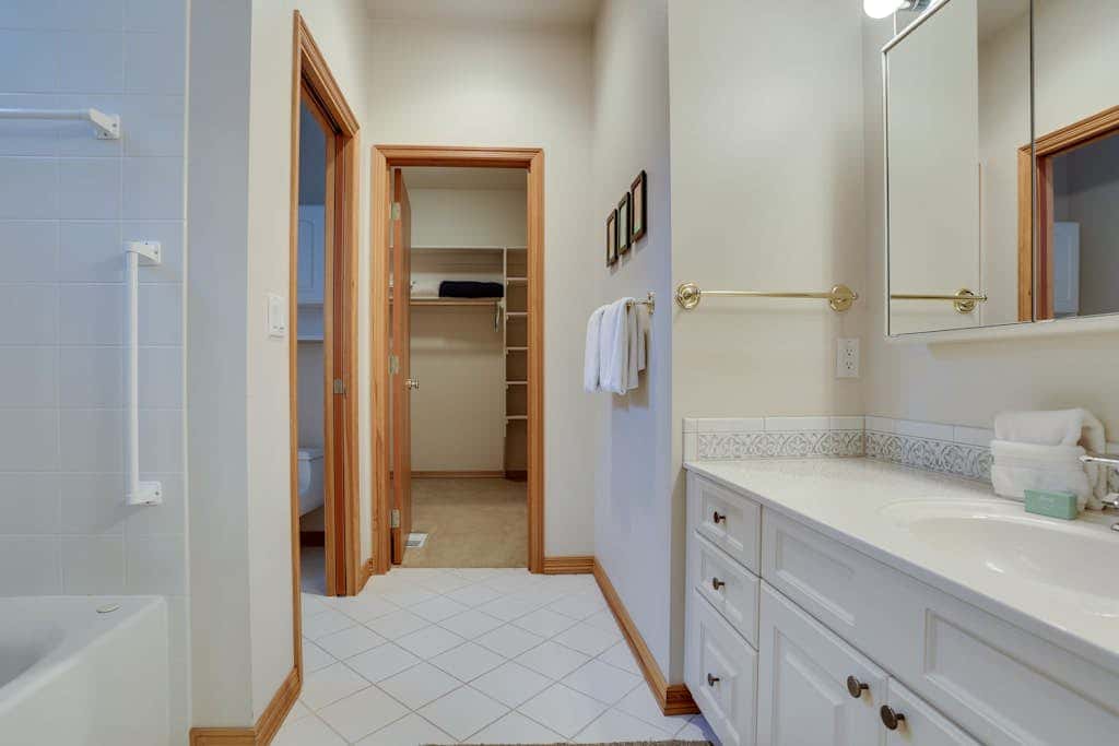 Mountain lodge with hot tub & pool - close to golf & skiing