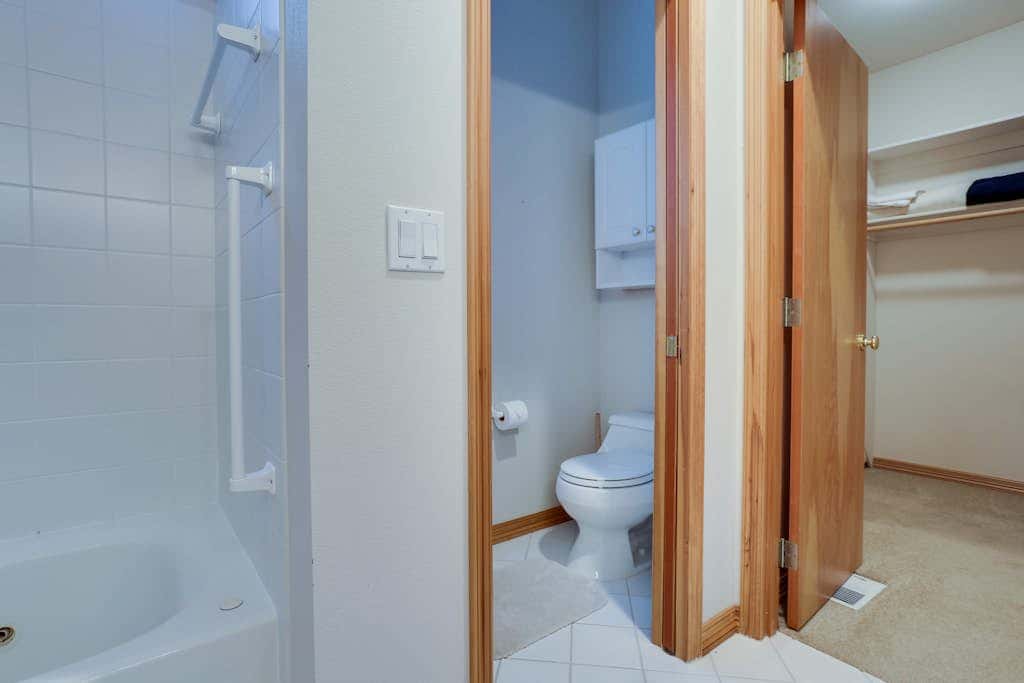Mountain lodge with hot tub & pool - close to golf & skiing