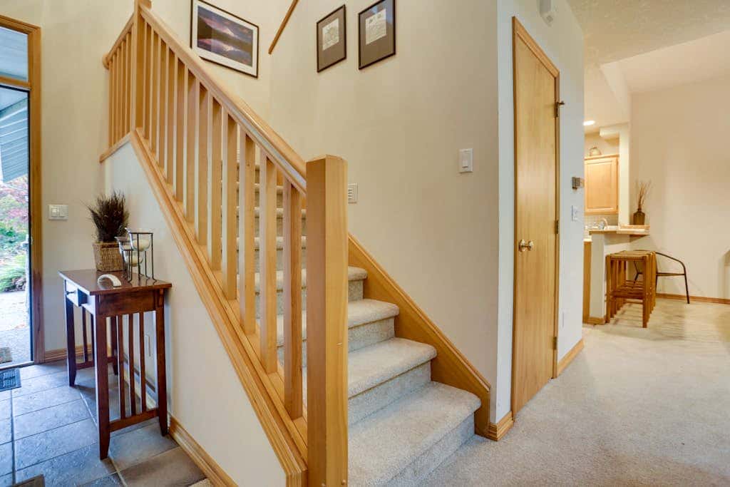 Mountain lodge with hot tub & pool - close to golf & skiing