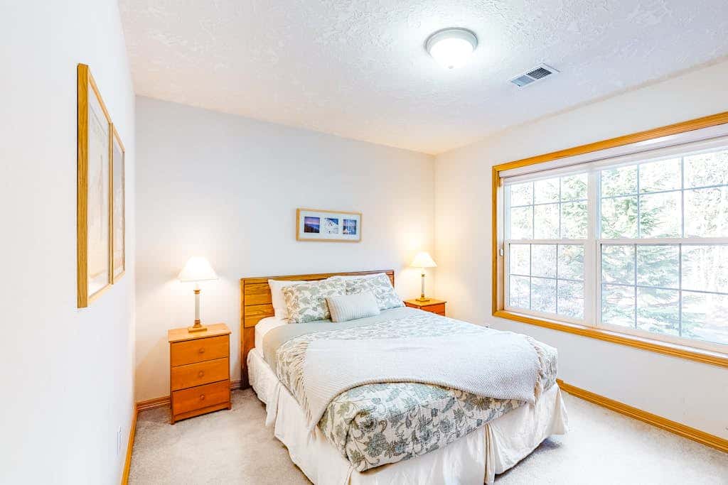 Mountain lodge with hot tub & pool - close to golf & skiing