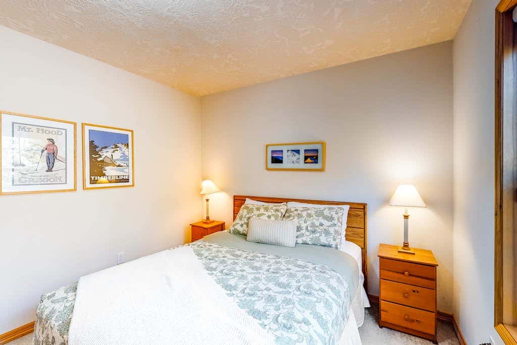 Mountain lodge with hot tub & pool - close to golf & skiing