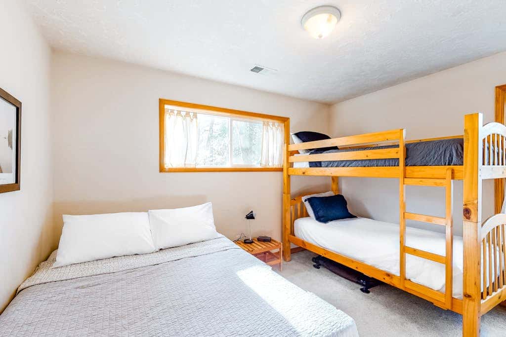 Mountain lodge with hot tub & pool - close to golf & skiing