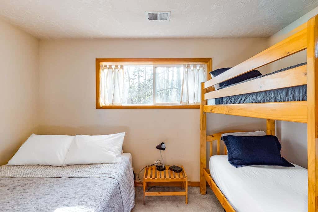 Mountain lodge with hot tub & pool - close to golf & skiing