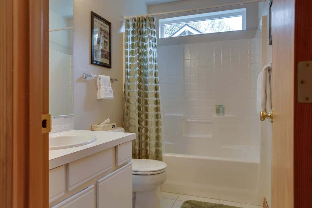 Mountain lodge with hot tub & pool - close to golf & skiing