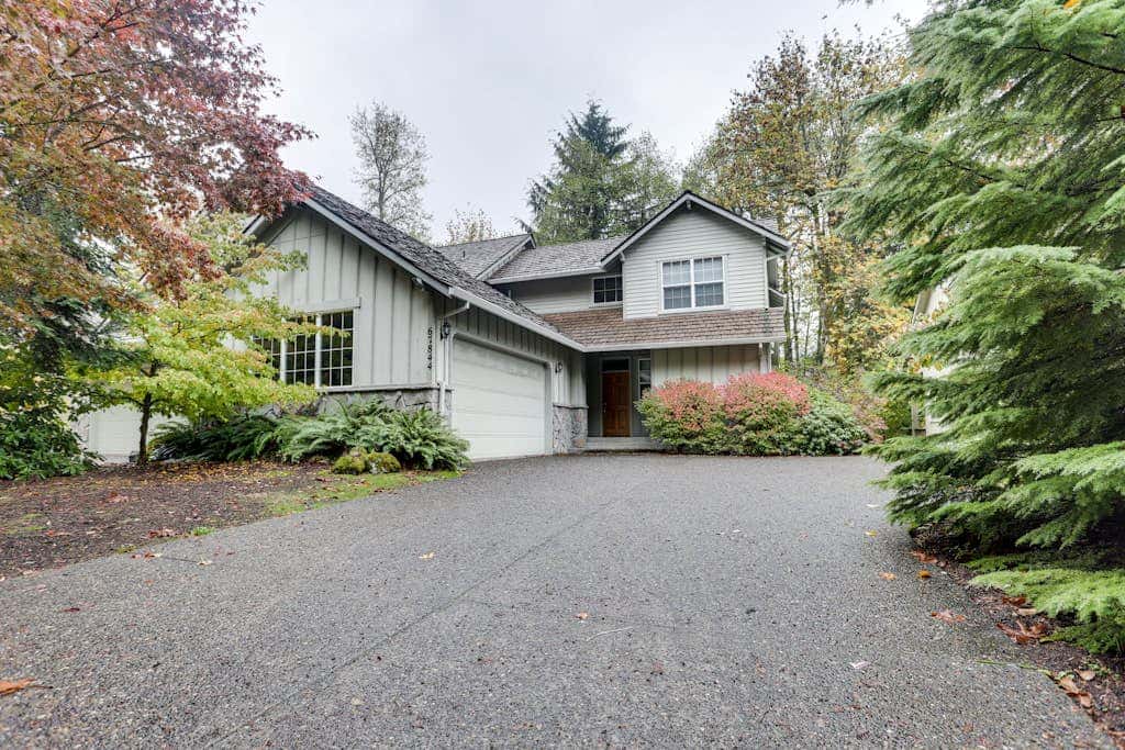 Mountain lodge with hot tub & pool - close to golf & skiing