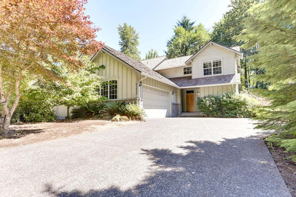 Mountain lodge with hot tub & pool - close to golf & skiing
