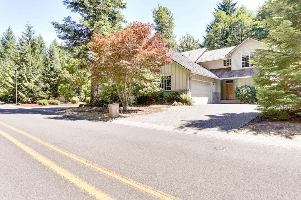 Mountain lodge with hot tub & pool - close to golf & skiing