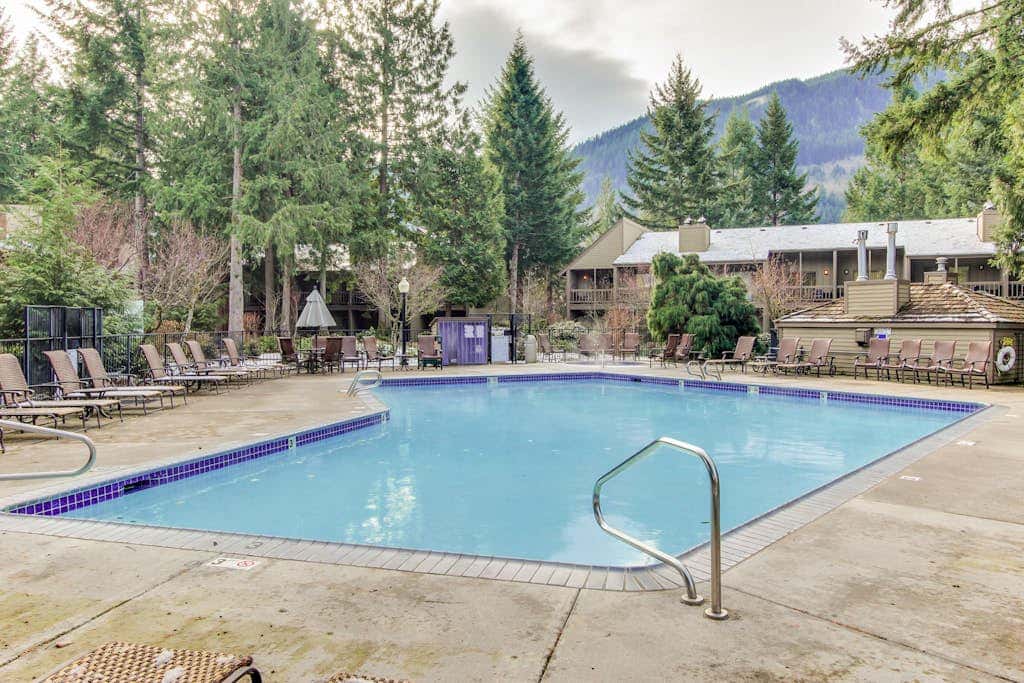 Mountain lodge with hot tub & pool - close to golf & skiing
