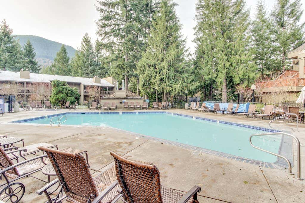 Mountain lodge with hot tub & pool - close to golf & skiing