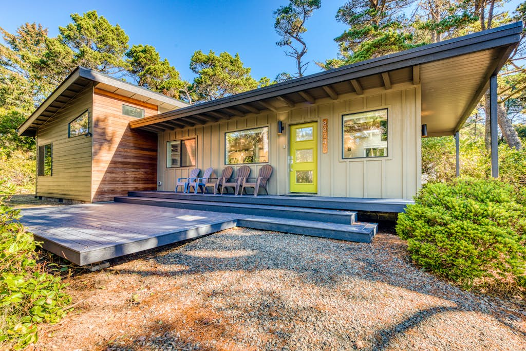 Stunning new home with furnished deck & easy beach access