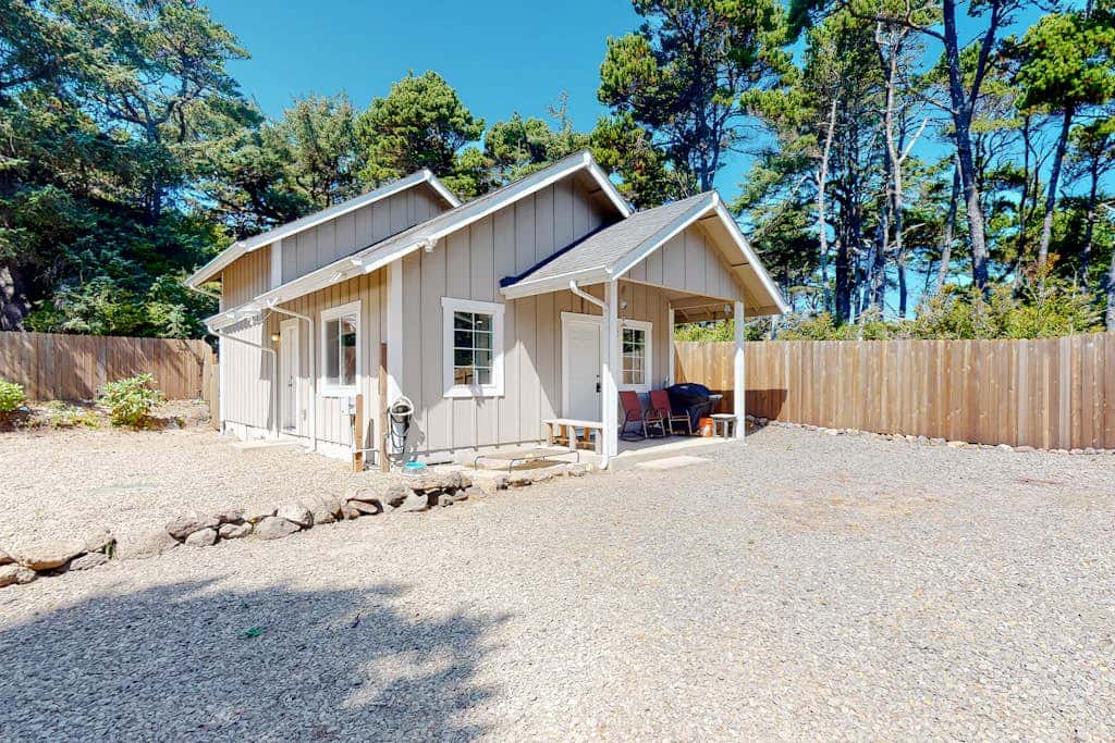 Private, quiet, dog-friendly home with firepit, quarter mile from Heceta Beach