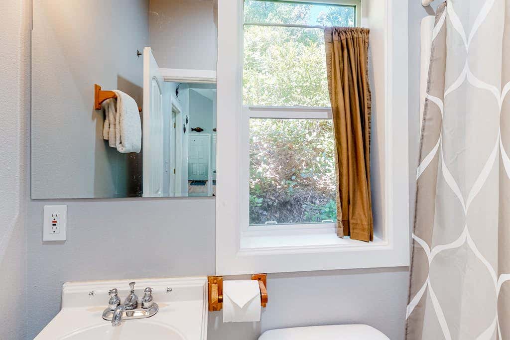 Private, quiet, dog-friendly home with firepit, quarter mile from Heceta Beach