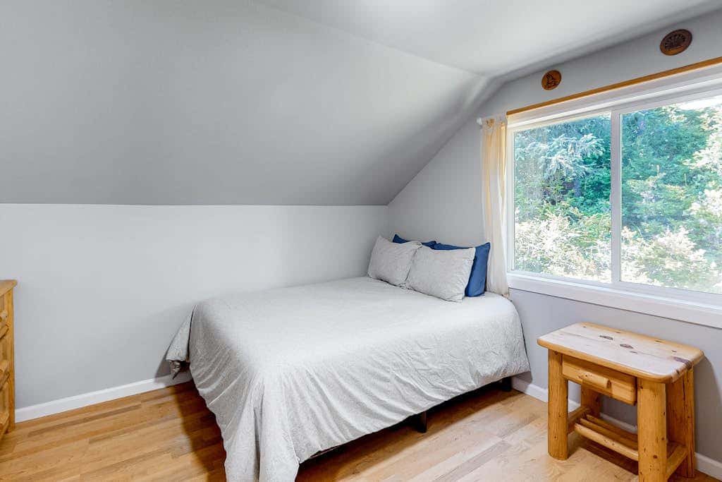 Private, quiet, dog-friendly home with firepit, quarter mile from Heceta Beach