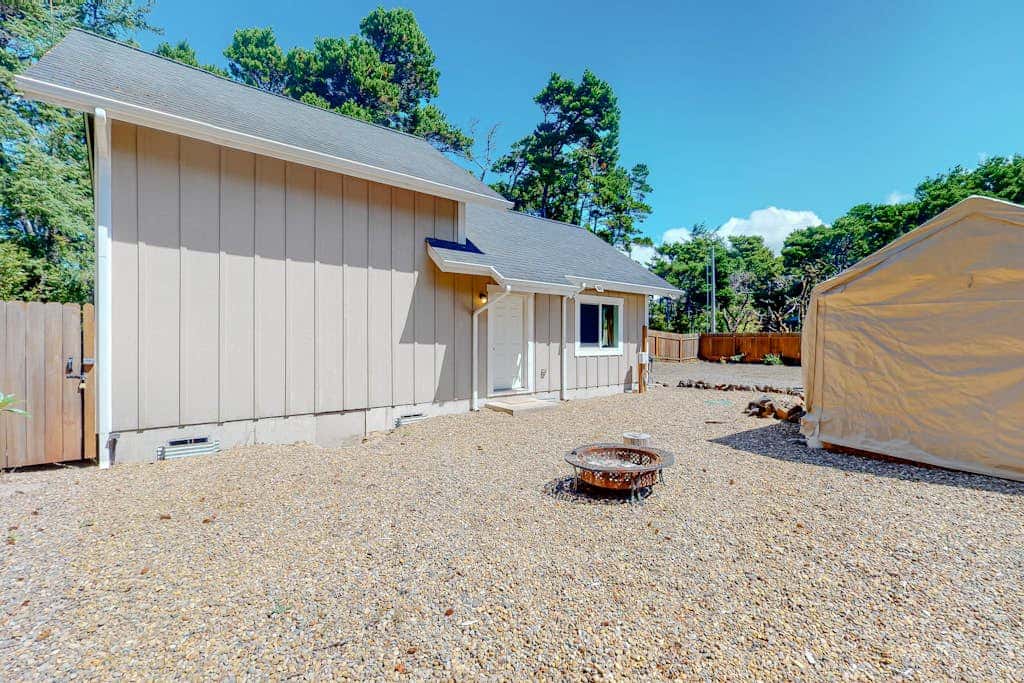 Private, quiet, dog-friendly home with firepit, quarter mile from Heceta Beach