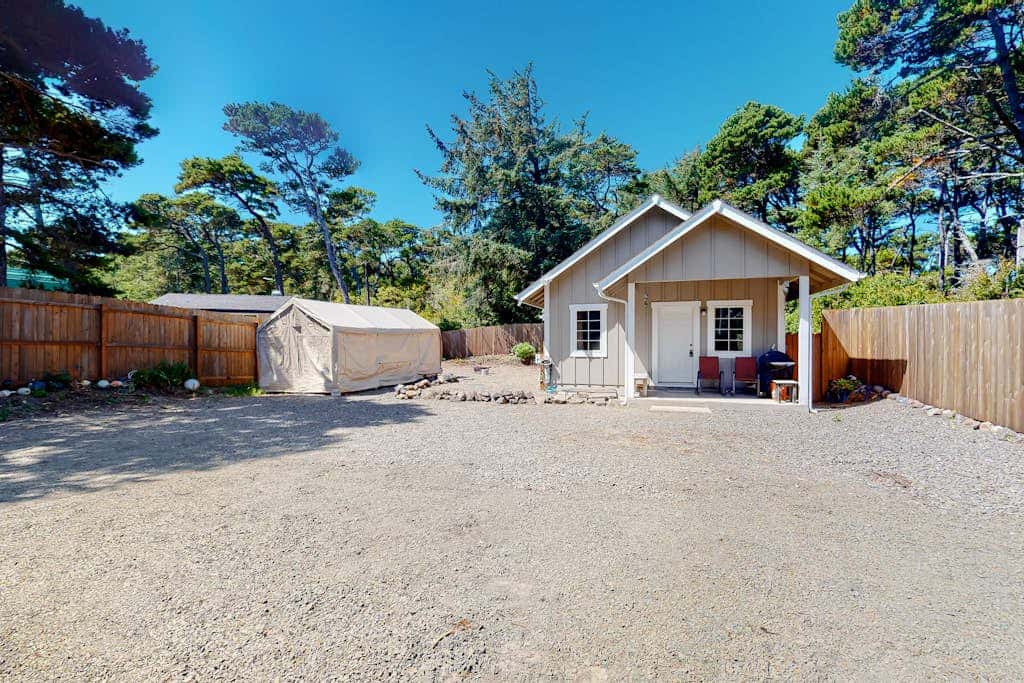 Private, quiet, dog-friendly home with firepit, quarter mile from Heceta Beach