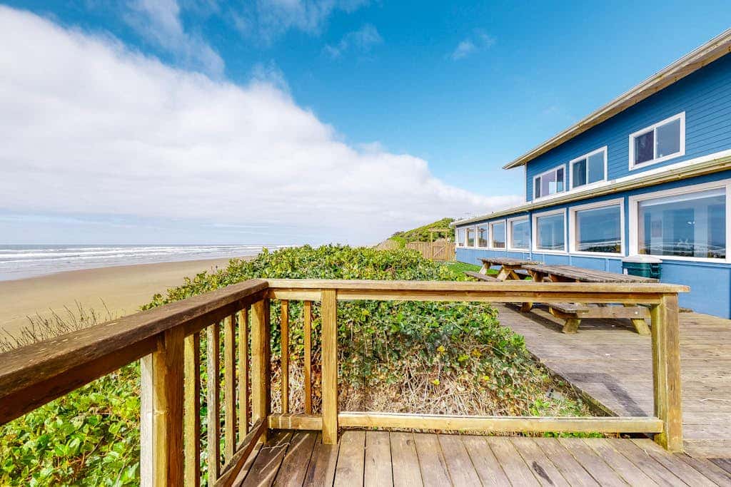 Oceanfront Home with Ocean View, High-Speed WiFi, washer&dryer, & Gas Fireplace