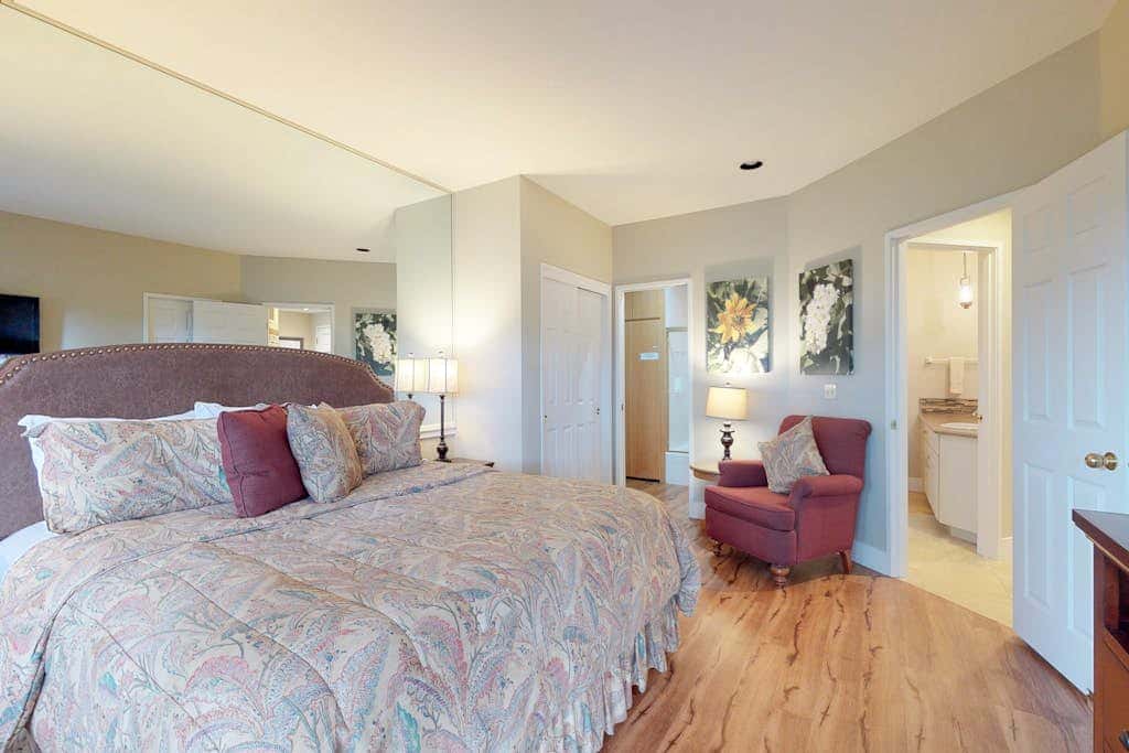 Comfortable and cozy side-by-side condos with private hot tub & great location