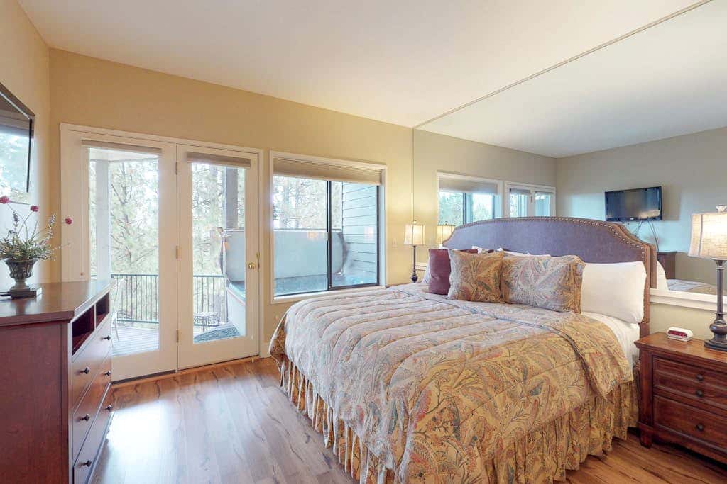 Comfortable and cozy side-by-side condos with private hot tub & great location