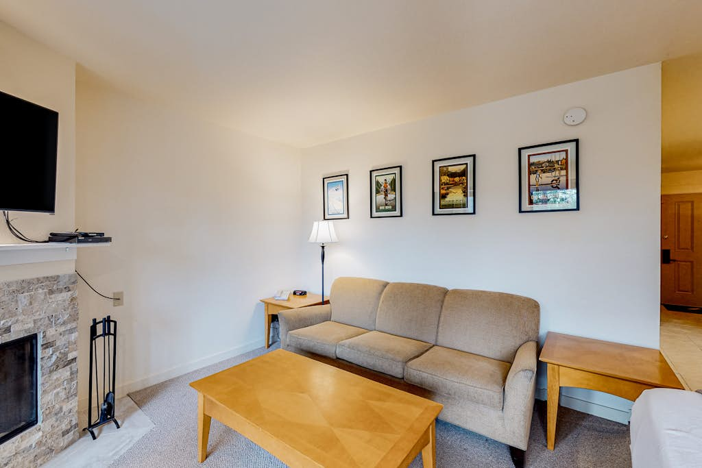 Cozy mountain studio near skiing & town with fast WiFi, shared pools, & patio