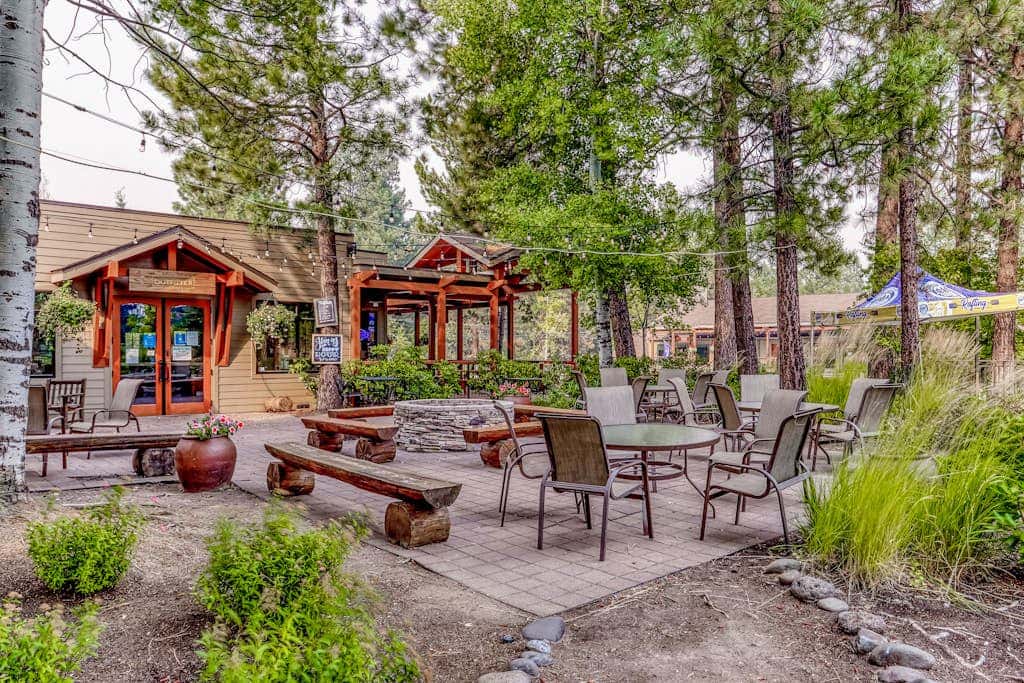 Cozy mountain studio near skiing & town with fast WiFi, shared pools, & patio