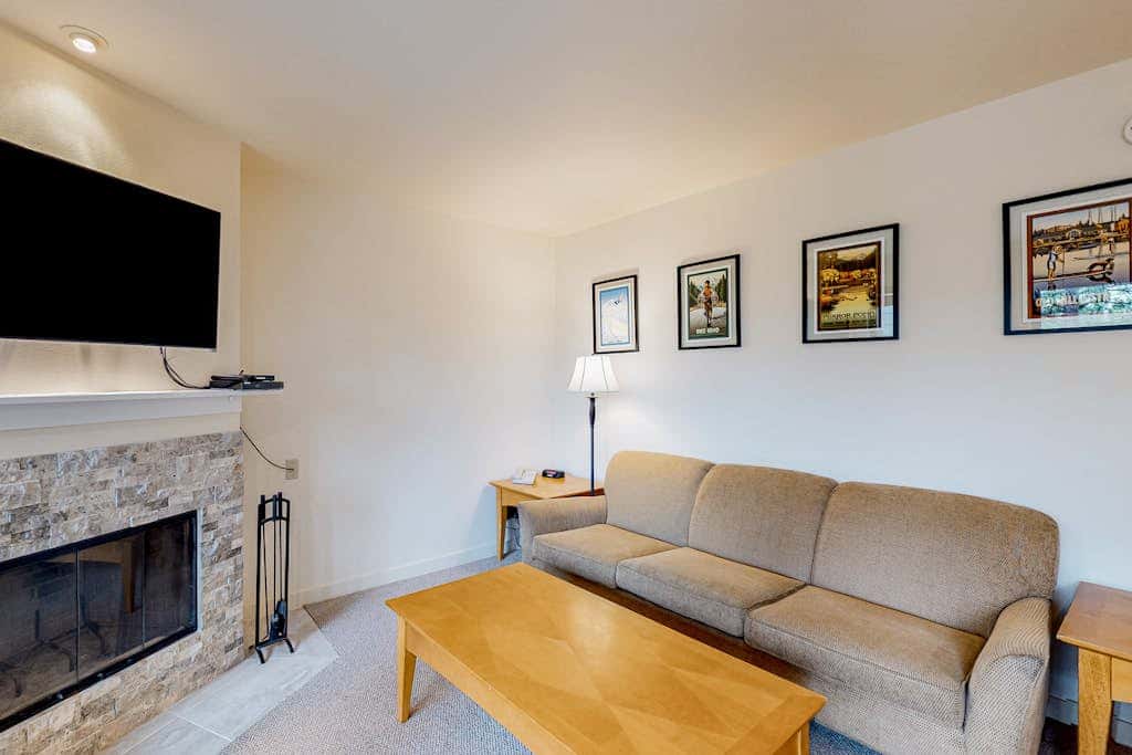 Cozy mountain studio near skiing & town with fast WiFi, shared pools, & patio