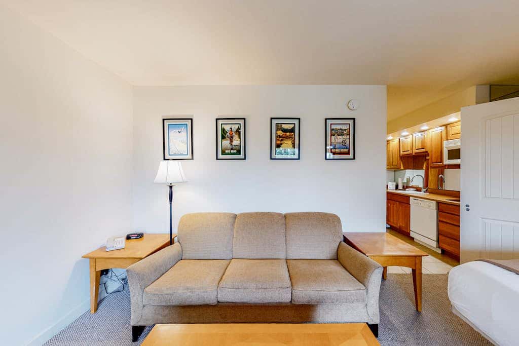 Cozy mountain studio near skiing & town with fast WiFi, shared pools, & patio