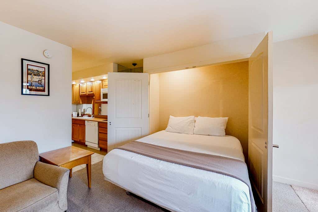 Cozy mountain studio near skiing & town with fast WiFi, shared pools, & patio
