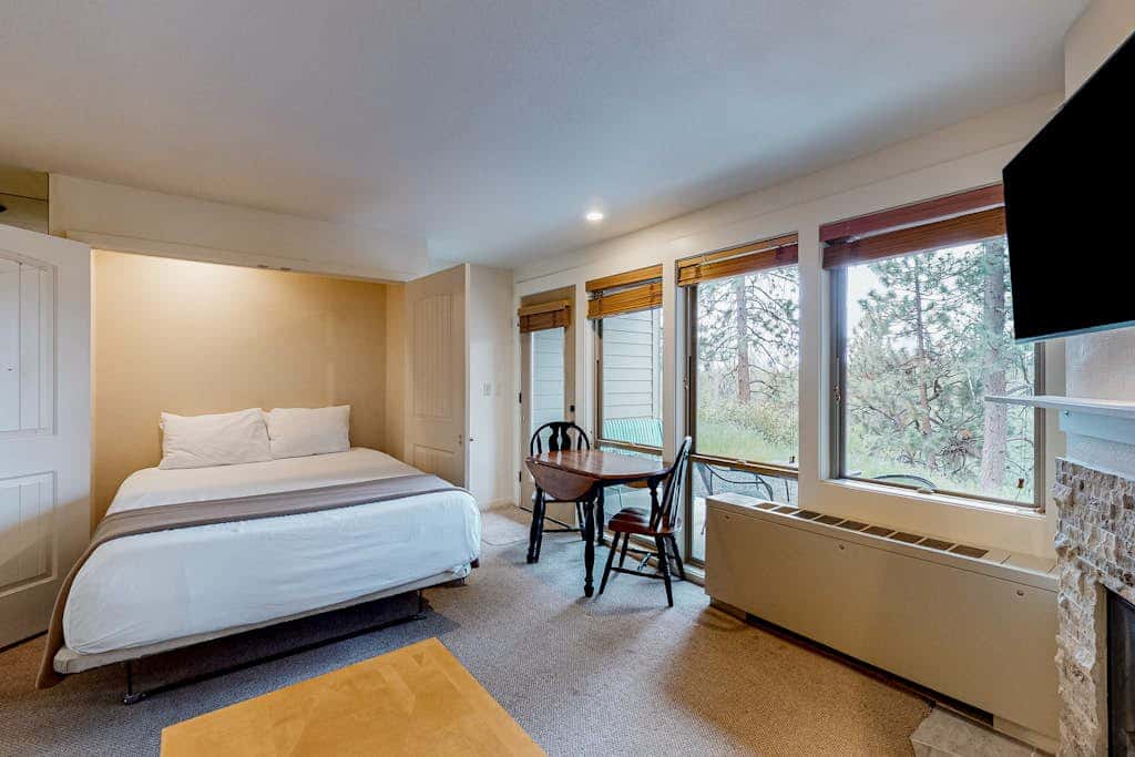 Cozy mountain studio near skiing & town with fast WiFi, shared pools, & patio