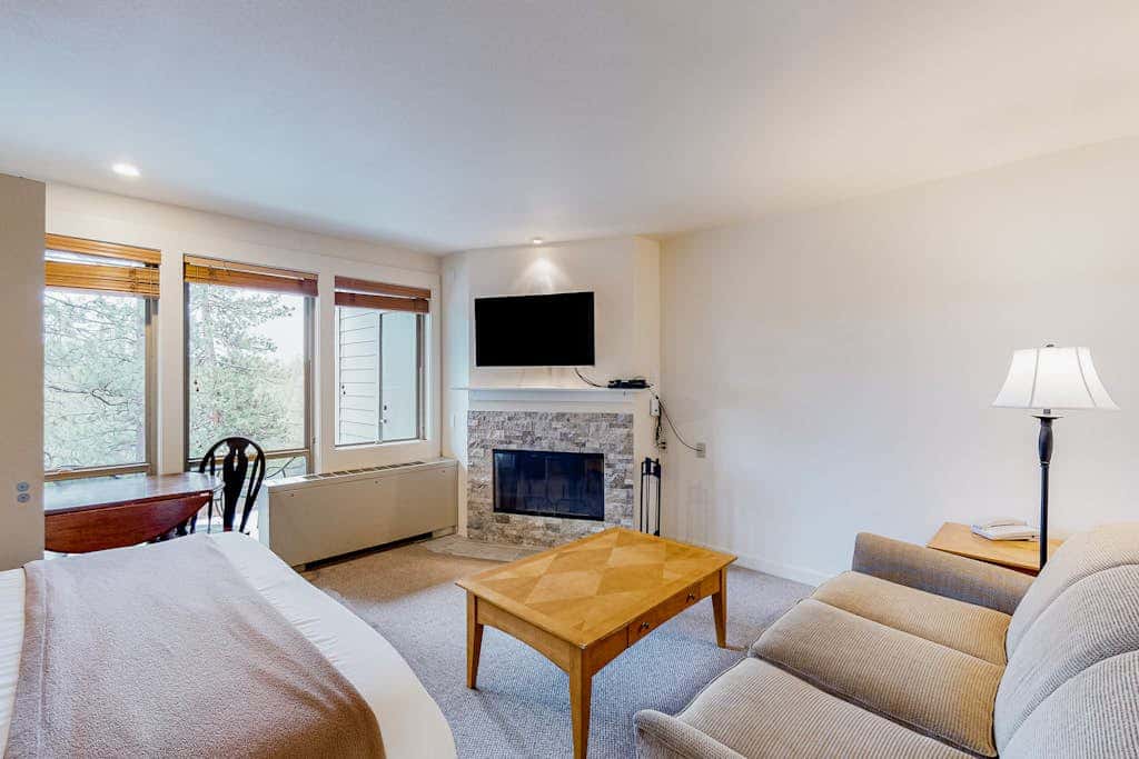 Cozy mountain studio near skiing & town with fast WiFi, shared pools, & patio