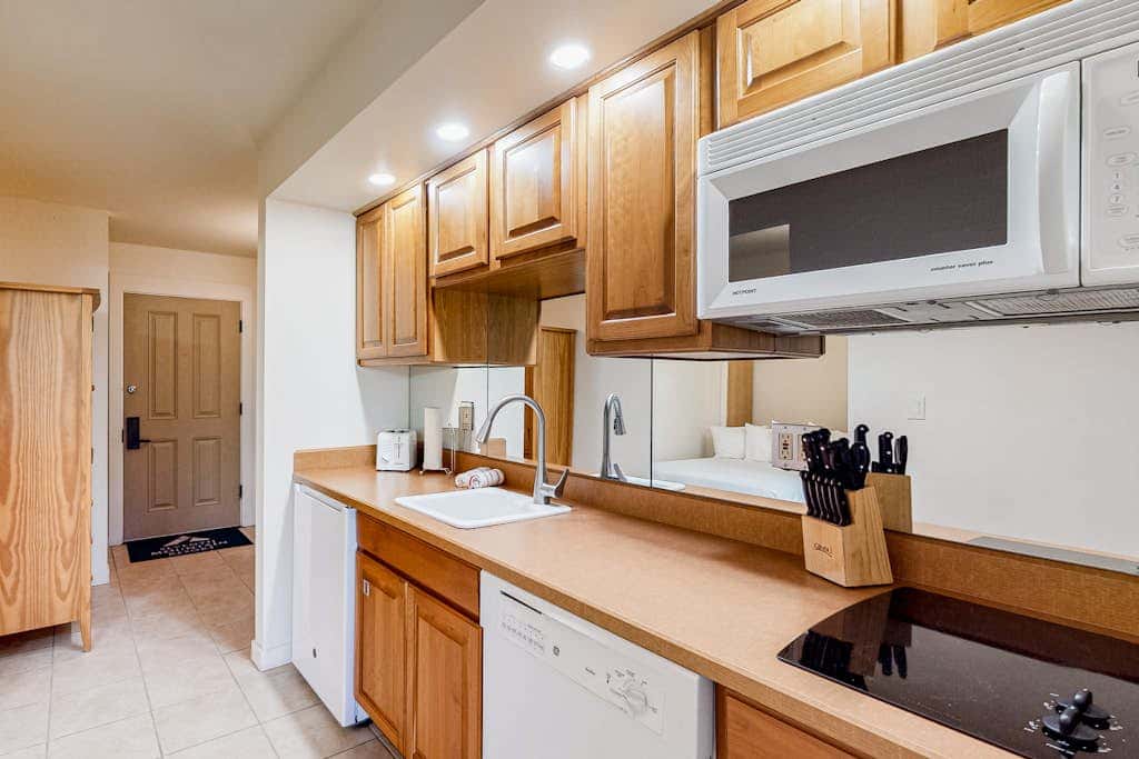 Cozy mountain studio near skiing & town with fast WiFi, shared pools, & patio