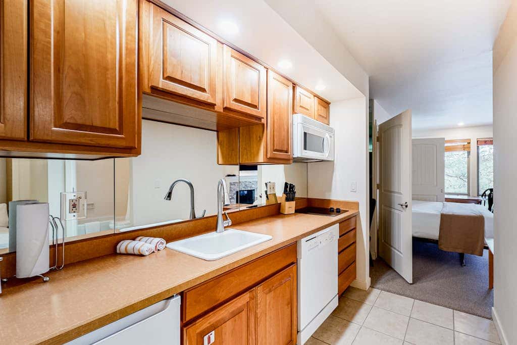 Cozy mountain studio near skiing & town with fast WiFi, shared pools, & patio